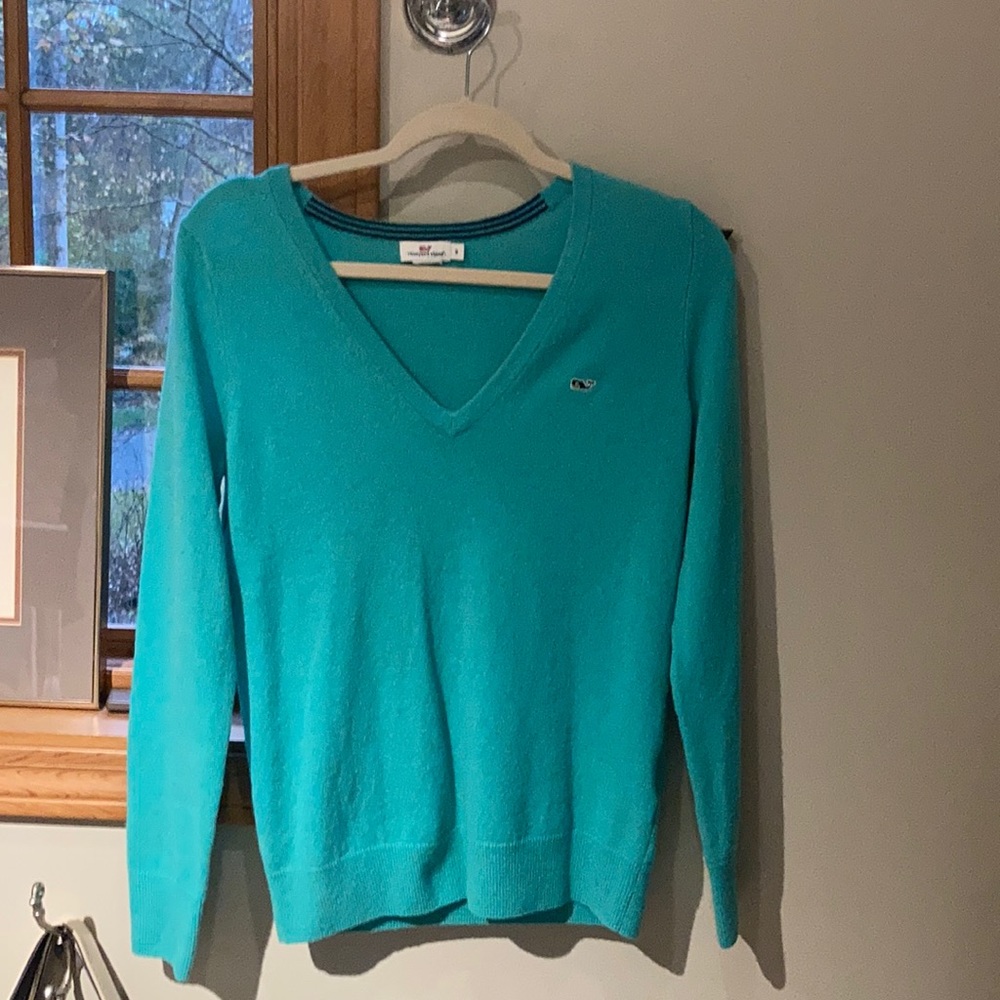 Vineyard vines v-neck sweater size s